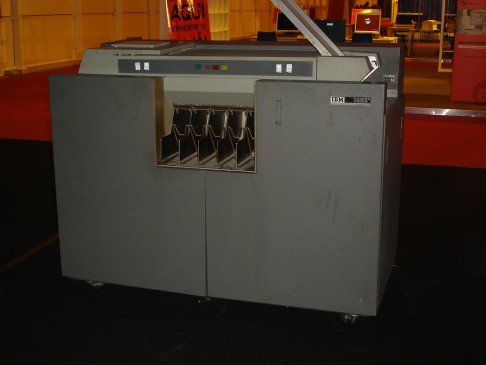 Leitor perfurador IBM 1402